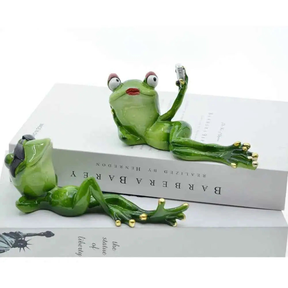 Home couple frog resin ornaments